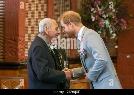 The Duke and Duchess of Sussex are introduced to Mr Robert Gillies, the last surviving member of `B` Company, 28th Maori Battalion, and Mr Bryce Morri Stock Photo